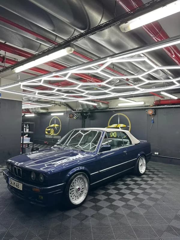 Blauer BMW M3 E30 Oldtimer im Detailing-Studio