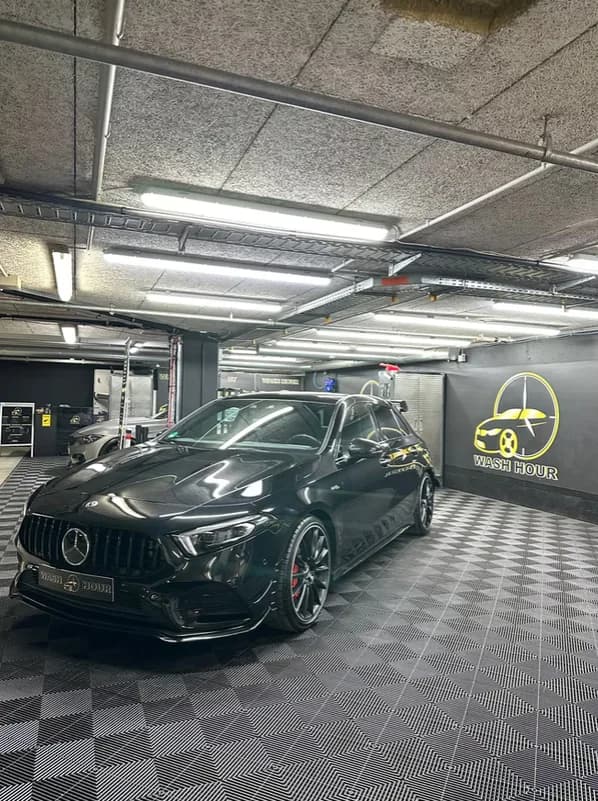 Mercedes-Benz frisch aufbereitet unter Studiolicht