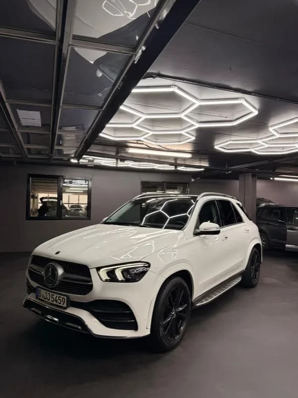 Weißer Mercedes-Benz frisch aufbereitet