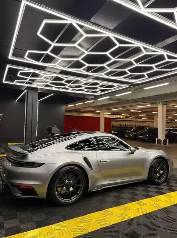 Silbergrauer Porsche 911 nach der Aufbereitung im Wash Hour Studio