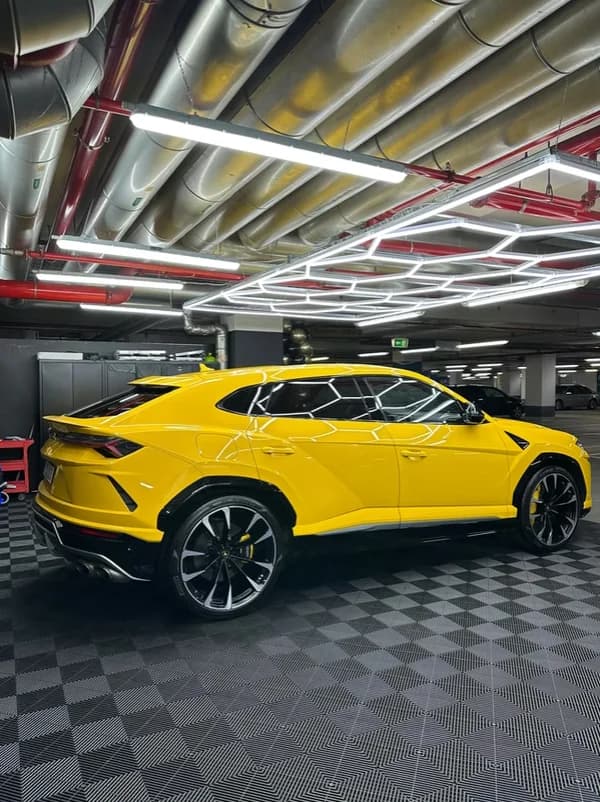 Gelber Lamborghini Urus frisch aufbereitet bei Wash Hour