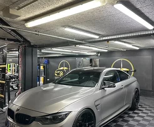 Satinfolierter BMW M4 im Wash Hour Studio