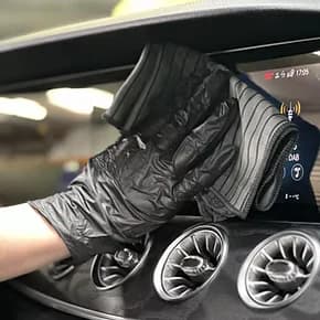 Innenraumreinigung eines Mercedes von Hand bei Wash Hour