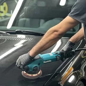 Professionelle Lackpolitur mit Poliermaschine